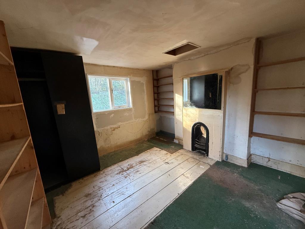 Lot: 115 - END-TERRACE HOUSE FOR REPAIR - Bedroom one